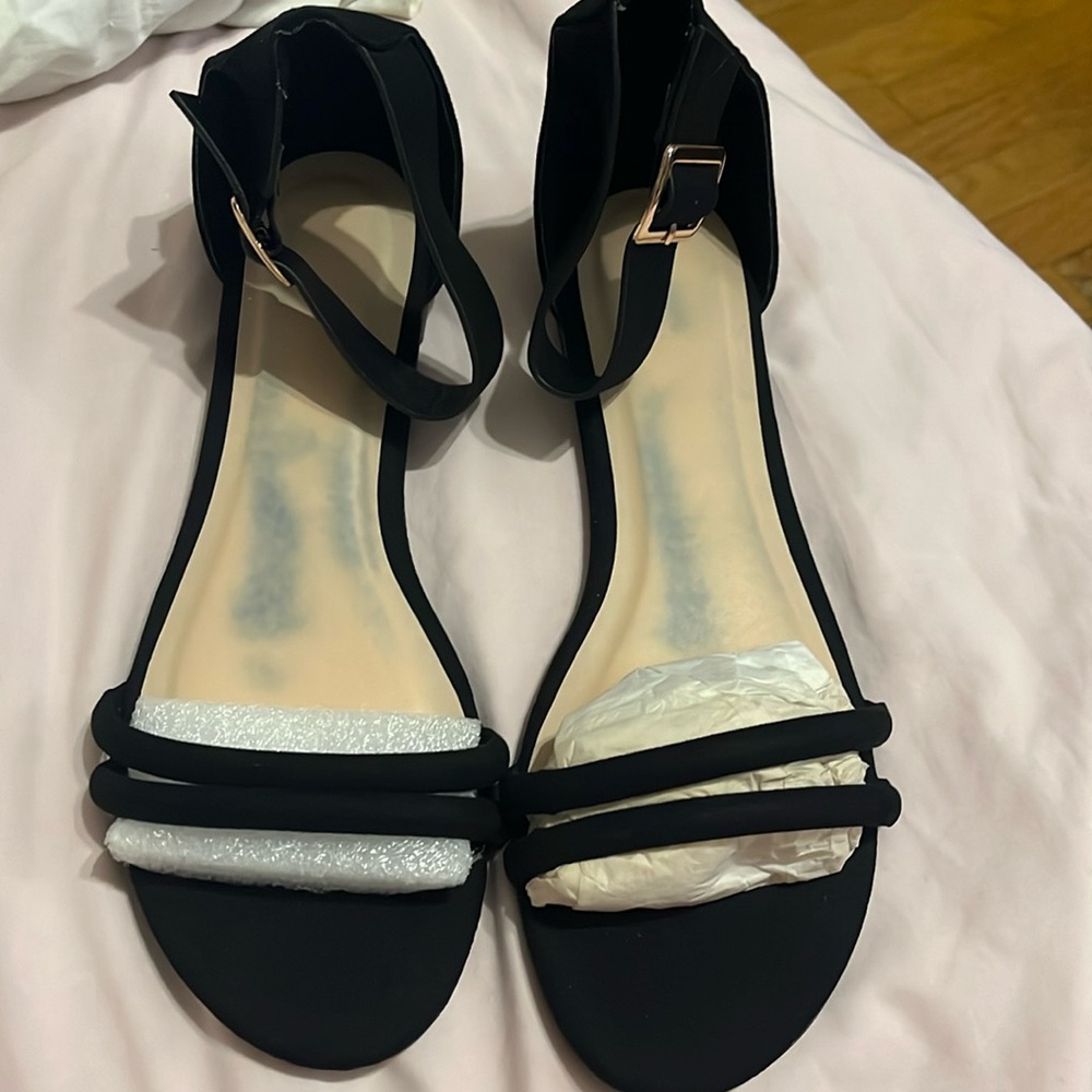 Women’s size 10, flat sandal